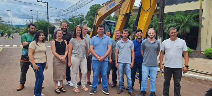 Administra&ccedil;&atilde;o Municipal de Cristal do Sul recebe duas escavadeiras hidr&aacute;ulicas